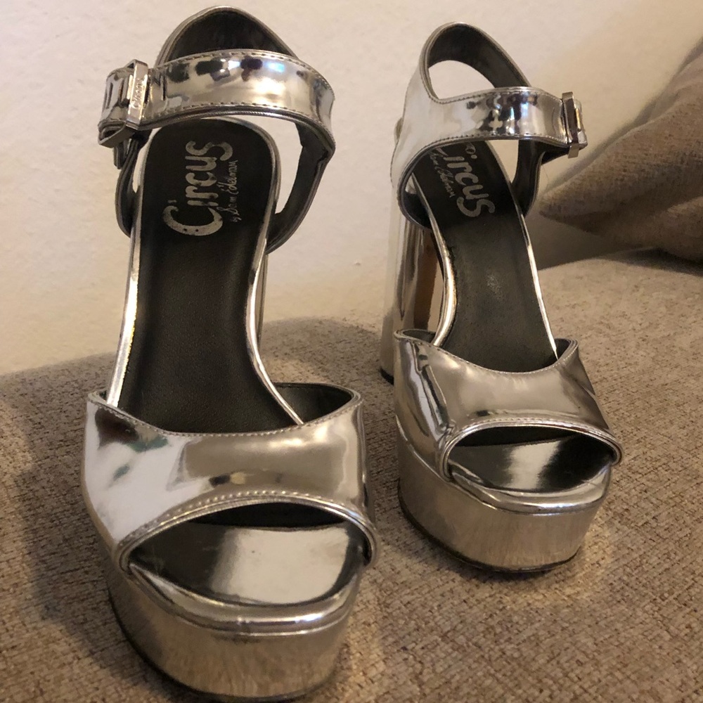 Metallic silver pumps